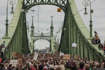 Hiljade na protestu protiv Orbanove vlade Hiljade na protestu protiv Orbanove vlade