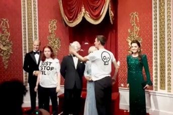 London: Aktivisti za klimu tortom gađali figuru kralja Čarlsa u muzeju Madam Tiso London: Aktivisti za klimu tortom gađali figuru kralja Čarlsa u muzeju Madam Tiso