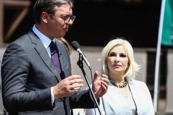 Mihajlović: SNS piše laži o meni, neću da budem pion; Vučić: Molila je da bude ministarka, što je ćutala 10 godina Mihajlović: SNS piše laži o meni, neću da budem pion; Vučić: Molila je da bude ministarka, što je ćutala 10 godina