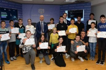 Uručene diplome polaznicima “Ljetnje škole programiranja”: Stekli znanja i digitalne vještine Uručene diplome polaznicima “Ljetnje škole programiranja”: Stekli znanja i digitalne vještine