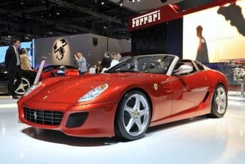 Upali na sajam automobila i zalijepili se za Ferarije Upali na sajam automobila i zalijepili se za Ferarije