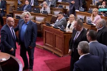 Incident u Skupštini Srbije, poslanici se zamalo potukli (Video) Incident u Skupštini Srbije, poslanici se zamalo potukli (Video)