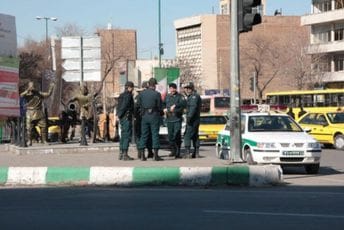 Najmanje 15 ljudi ubijeno u napadu na svetilište u Iranu Najmanje 15 ljudi ubijeno u napadu na svetilište u Iranu