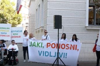 Sa protestne šetnje poručeno: Personalni asistenti neophodni OSI Sa protestne šetnje poručeno: Personalni asistenti neophodni OSI
