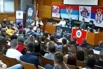 Bursać: Kad guslar gusla beogradskim studentima Bursać: Kad guslar gusla beogradskim studentima