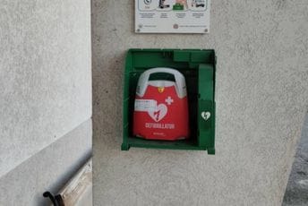 Nikšić: Oštećen defibrilator, apel građanima da ne uništavaju aparate koji spašavaju živote Nikšić: Oštećen defibrilator, apel građanima da ne uništavaju aparate koji spašavaju živote