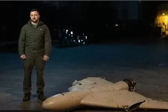 Zelenski se obratio pored srušenog drona: Ruskoj avijaciji ćemo podrezati krila Zelenski se obratio pored srušenog drona: Ruskoj avijaciji ćemo podrezati krila