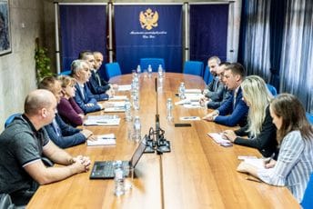 Adžić: Izvjesno povećanje zarada i pomoć pri rješavanju stambenog pitanja zaposlenih Adžić: Izvjesno povećanje zarada i pomoć pri rješavanju stambenog pitanja zaposlenih