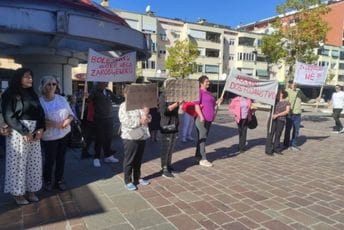 Grupa građana se okupila ispred KCCG: Traže pravo na posjetu i dostojanstvo u najtežim momentima Grupa građana se okupila ispred KCCG: Traže pravo na posjetu i dostojanstvo u najtežim momentima