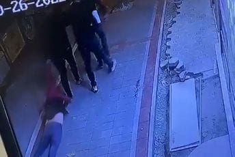 Uznemirujući snimak iz Novog Pazara: Mladića brutalno pretukli, pa ga vukli po zemlji Uznemirujući snimak iz Novog Pazara: Mladića brutalno pretukli, pa ga vukli po zemlji