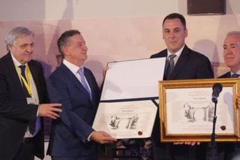 Vukoviću uručeno priznanje "Mostar Peace Connection" Vukoviću uručeno priznanje "Mostar Peace Connection"