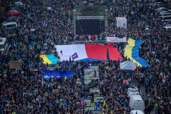 Desetine hiljada ljudi na ulicama Praga: Protivili se proruskoj propagandi i pružili podršku Ukrajini Desetine hiljada ljudi na ulicama Praga: Protivili se proruskoj propagandi i pružili podršku Ukrajini