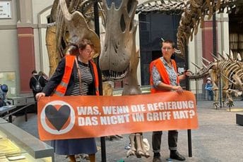 Aktivistkinje u Berlinu zalijepile se za skelet dinosaurusa, nezadovoljne su učinjenim povodom klimatskih promjena Aktivistkinje u Berlinu zalijepile se za skelet dinosaurusa, nezadovoljne su učinjenim povodom klimatskih promjena