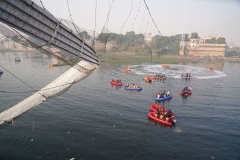 Indija: Broj mrtvih nakon rušenja mosta porastao na 141, za mnogima se još traga Indija: Broj mrtvih nakon rušenja mosta porastao na 141, za mnogima se još traga