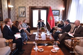 Abazović sa ambasadorima Kvinte i EU: Što prije izabrati sudije Ustavnog suda i deblokirati institucije Abazović sa ambasadorima Kvinte i EU: Što prije izabrati sudije Ustavnog suda i deblokirati institucije