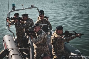 Sjutra uplovljava "Albion": Pripadnici Mornarice VCG sa britanskim komandosima u obuci bording operacija Sjutra uplovljava "Albion": Pripadnici Mornarice VCG sa britanskim komandosima u obuci bording operacija