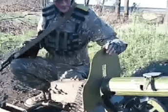 (VIDEO) Nakon ruskog povlačenja Ukrajinci na položaju zatekli mitraljez iz Prvog svjetskog rata (VIDEO) Nakon ruskog povlačenja Ukrajinci na položaju zatekli mitraljez iz Prvog svjetskog rata