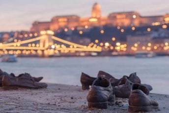 Spomenik nadomak mađarskog parlamenta: Potresna priča krije se iza cipela na obali Dunava Spomenik nadomak mađarskog parlamenta: Potresna priča krije se iza cipela na obali Dunava