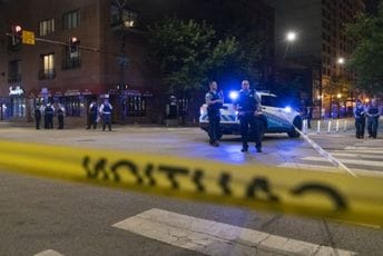 Krvava Noć vještica u Čikagu: Rafali iz kola u pokretu, najmanje 14 ranjenih, među njima i djeca Krvava Noć vještica u Čikagu: Rafali iz kola u pokretu, najmanje 14 ranjenih, među njima i djeca