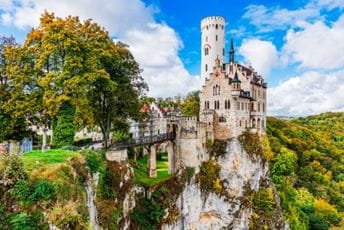 Bajkoviti dvorac na litici zbunjuje, ali i očarava turiste Bajkoviti dvorac na litici zbunjuje, ali i očarava turiste