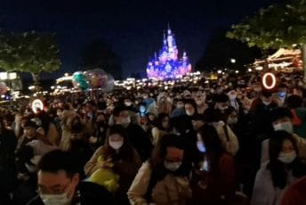 Šangaj: Proglašen karantin u Diznijevom zabavnom parku, zarobljeno 60.000 ljudi Šangaj: Proglašen karantin u Diznijevom zabavnom parku, zarobljeno 60.000 ljudi