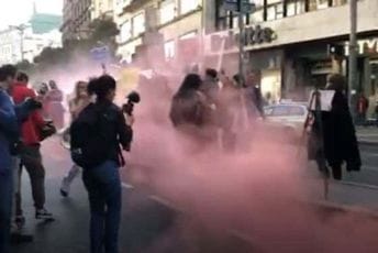 Beograd: Protest ispred Informera zbog intervjua sa silovateljem, bačena dimna bomba, roze dim obavija Terazije Beograd: Protest ispred Informera zbog intervjua sa silovateljem, bačena dimna bomba, roze dim obavija Terazije