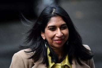 Britanska ministarka izjavila da migranti vrše „invaziju“, izazvala kritike Britanska ministarka izjavila da migranti vrše „invaziju“, izazvala kritike