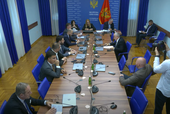 Bulatović: Ne oduzimamo nadležnosti predsjedniku; Popović: Iz aviona se vidi da je ovo u suprotnosti s Ustavom Bulatović: Ne oduzimamo nadležnosti predsjedniku; Popović: Iz aviona se vidi da je ovo u suprotnosti s Ustavom