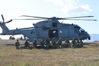Pripadnici VCG i britanski marinci izveli helikopterski desant u rejonu Pljevalja Pripadnici VCG i britanski marinci izveli helikopterski desant u rejonu Pljevalja