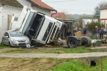 Hrvatska: Šleper udario dva automobila pa se zabio u kuću Hrvatska: Šleper udario dva automobila pa se zabio u kuću