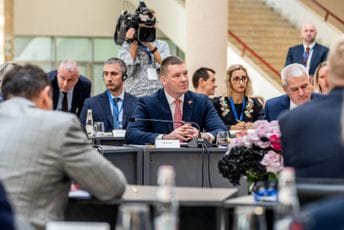 Adžić u Tirani: Humanost i solidarnost kao temelj bezbjednosti, Crna Gora čvrsto uz EU Adžić u Tirani: Humanost i solidarnost kao temelj bezbjednosti, Crna Gora čvrsto uz EU