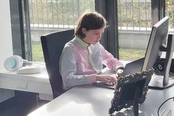 Dječak iz Belgije sa 12 godina upisuje doktorat, nadimak mu je 'mali Ajnštajn' Dječak iz Belgije sa 12 godina upisuje doktorat, nadimak mu je 'mali Ajnštajn'