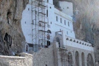 Primjer kako SPC uzurpira i devastira naše spomenike sakralne arhitekture: Manastir Ostrog Primjer kako SPC uzurpira i devastira naše spomenike sakralne arhitekture: Manastir Ostrog