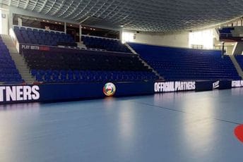 Na dan prvih utakmica D grupe EP u Podgorici: Prokišnjava krov Morače, dio tribina pod vodom Dio tribina iznad kojeg prokišnjava