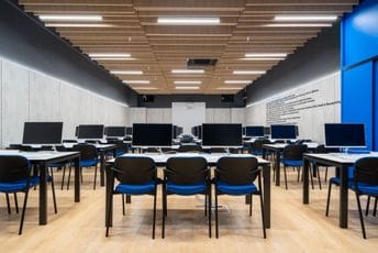 Više podgoričkih škola dobilo računare, televizore, štampače... Ilustracija