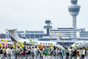 Nekoliko stotina ekoloških aktivista uhapšeno na aerodromu u Amsterdamu Nekoliko stotina ekoloških aktivista uhapšeno na aerodromu u Amsterdamu