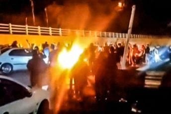 Haos na protestima u Iranu: Policija zapucala i bacila suzavac Haos na protestima u Iranu: Policija zapucala i bacila suzavac