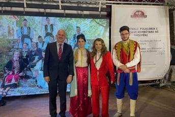 Crnogorska narodna nošnja predstavljena u Albaniji Crnogorska narodna nošnja predstavljena u Albaniji