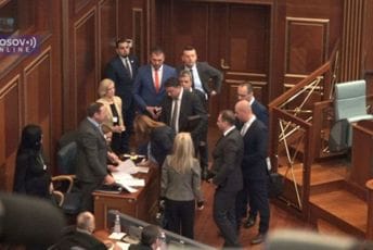 Poslanici Srpske liste vratili mandate Skupštini Kosova Poslanici Srpske liste vratili mandate Skupštini Kosova