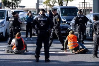 Njemački klimatski aktivisti blokiraju ulice Berlina, sukobljavaju se s vozačima Njemački klimatski aktivisti blokiraju ulice Berlina, sukobljavaju se s vozačima