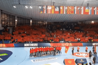 (VIDEO) Pogledajte kako je izgledalo intoniranje crnogorske himne pred večerašnji duel u ''Morači'' (VIDEO) Pogledajte kako je izgledalo intoniranje crnogorske himne pred večerašnji duel u ''Morači''