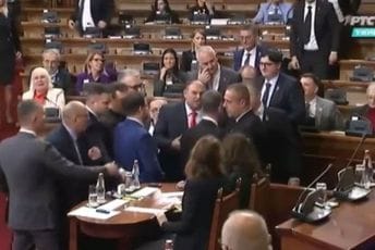 Incident u Skupštini Srbije: Poslanici se zamalo potukli Incident u Skupštini Srbije: Poslanici se zamalo potukli