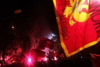 (VIDEO) Crnogorska himna se ori ispred Skupštine (VIDEO) Crnogorska himna se ori ispred Skupštine