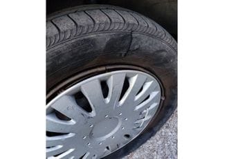 GI "21. maj": Učesnici večerašnjeg protesta izrezane gume na autu zbog isticanja crnogorske zastave GI "21. maj": Učesnici večerašnjeg protesta izrezane gume na autu zbog isticanja crnogorske zastave