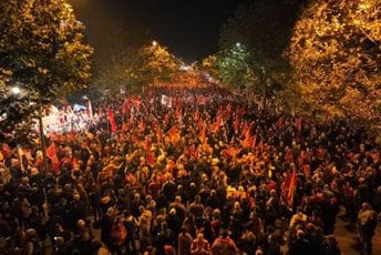 (FOTO/VIDEO) Baklja slobode u Podgorici: Građani poručili da neće odustati dok Crnu Goru ne vrate na pravi put