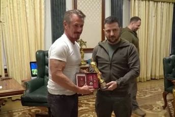Šon Pen poklonio Zelenskom svog Oskara Šon Pen poklonio Zelenskom svog Oskara