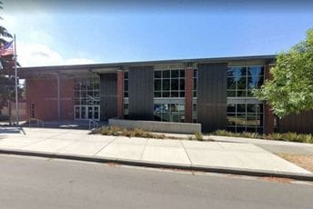 Sijetl: Jedna osoba u životnoj opasnosti nakon pucnjave u srednjoj školi Sijetl: Jedna osoba u životnoj opasnosti nakon pucnjave u srednjoj školi