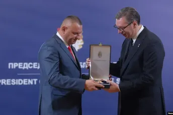 Vučić odlikovao policajce koji su odbili da sprovedu odluku Vlade Kosova Vučić odlikovao policajce koji su odbili da sprovedu odluku Vlade Kosova