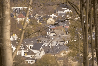 Njemačka: Djevojčicu držali zatočenu u kući sedam godina, bez dodira sa svijetom Nevjerovatno je da je djevojčica toliko dugo bila zatvorena u kući u malom gradu od 24.000 ljudi