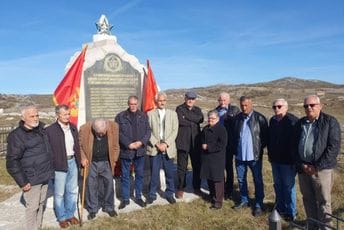 Položili cvijeće: Banjani ne daju da propadaju spomenici posvećeni poginulim borcima NOR-a Položili cvijeće: Banjani ne daju da propadaju spomenici posvećeni poginulim borcima NOR-a